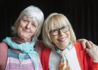 Porträt lächelnde, selbstbewusste Seniorinnen — Stockfoto