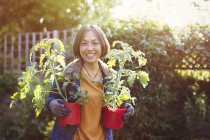 Retrato sonriente, seguro activo jardinería mujer mayor - foto de stock