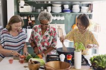 Aktive Seniorinnen kochen in Küche — Stockfoto