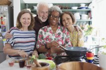 Retrato feliz amigos seniores ativos cozinhar na cozinha — Fotografia de Stock