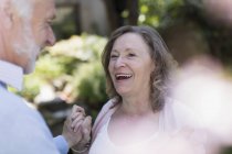 Glückliches, liebevolles Seniorenpaar im Garten — Stockfoto
