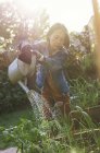 Jardinagem sênior ativa da mulher, plantas molhando — Fotografia de Stock