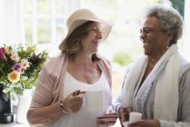 Щасливі старші жінки друзі насолоджуються кавою — стокове фото