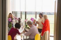 Anziani attivi che godono di classe di organizzazione floreale nel centro della comunità — Foto stock