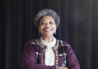 Porträt selbstbewusste, lächelnde afrikanisch-amerikanische Seniorin — Stockfoto