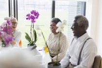 Felice anziani attivi godendo di classe di organizzazione floreale — Foto stock