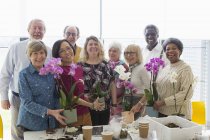 Porträt lächelnde aktive Senioren genießen Blumenschmuckkurs — Stockfoto