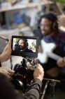 Videofilmer filmt jungen männlichen Musiker beim Singen und Gitarrespielen — Stockfoto
