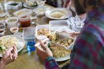 Giovane che mangia cibo cinese da asporto — Foto stock