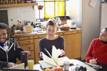 Молоді студентки коледжу навчаються за кухонним столом в квартирі — стокове фото