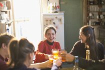 Junge erwachsene Freunde stoßen in Wohnküche auf Cocktails an — Stockfoto