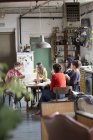Junge Mitbewohner studieren am Küchentisch in der Wohnung — Stockfoto