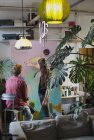 Artistas discutiendo gran pintura en apartamento - foto de stock