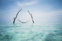 Hamac tranquille suspendu au-dessus de l'océan bleu idyllique, Maldives, océan Indien — Photo de stock