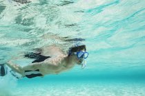 Jovem snorkeling subaquático, Vava 'u, Tonga, Oceano Pacífico — Fotografia de Stock