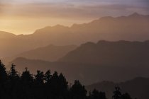 Silhouette tranquille chaîne de montagnes au coucher du soleil, Supi Bageshwar, Uttarakhand, Himalaya indien Foothills — Photo de stock
