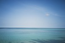 Idyllic, tranquil blue seascape under blue sky, Maldives, Indian Ocean — Stock Photo