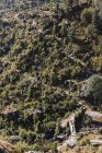 Vista panorâmica ensolarado, craggy foothill path, Supi Bageshwar, Uttarakhand, Indian Himalayan Foothills — Fotografia de Stock