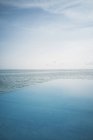 Ruhiger blauer Infinity-Pool und Meer, Malediven, Indischer Ozean — Stockfoto