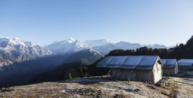 Yurte con vista panoramica sulle montagne, Jaikuni, Prealpi himalayane indiane — Foto stock
