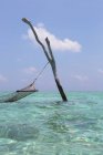 Hamac suspendu au-dessus de l'océan bleu tranquille, Maldives, océan Indien — Photo de stock