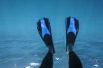 Perspectiva personal mujer con aletas snorkeling bajo el agua - foto de stock