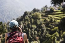 Escursionista femminile guardando la vista, Supi Bageshwar, Uttarakhand, Prealpi himalayane indiane — Foto stock
