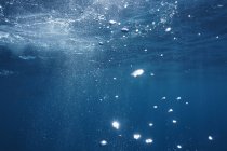 Sunlight and bubbles underwater in blue ocean, Fiji, Pacific Ocean — Stock Photo