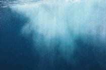Spray sous-marin dans l'océan bleu, Fidji, océan Pacifique — Photo de stock