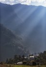 Sonne über ruhigen Ausläufern, supi bageshwar, uttarakhand, indischen Ausläufern des Himalaya — Stockfoto