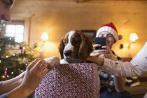 Família com cão na caixa de presente de Natal — Fotografia de Stock