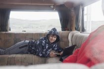 Portrait garçon souriant en utilisant une tablette numérique dans le camping-car — Photo de stock