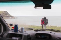 Couple affectueux bénéficiant d'une vue sur l'océan à l'extérieur du camping-car — Photo de stock