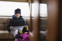 Мальчик-подросток с цифровым планшетом в доме на колесах — стоковое фото