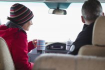 Ehepaar trinkt Kaffee im Wohnmobil — Stockfoto