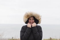 Ritratto donna sorridente con cappuccio di pelliccia — Foto stock