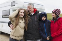Retrato família feliz em roupas quentes fora motor home — Fotografia de Stock