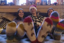 Портрет счастливой семьи в красочных соках, расслабляющих в рождественской гостиной — стоковое фото