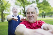 Hommes âgés actifs faisant de l'exercice dans le parc — Photo de stock
