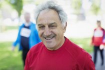 Портрет улыбающийся, уверенный в себе старший мужчина в парке — стоковое фото