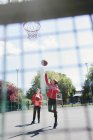 Активные пожилые женщины играют в баскетбол в солнечном парке — стоковое фото