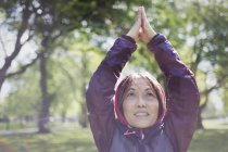Mulher sênior ativa exercitando, praticando ioga no parque — Fotografia de Stock