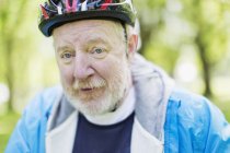 Портрет уверенный в себе активный мужчина в велосипедном шлеме — стоковое фото