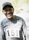 Портрет усміхнений, впевнений активний старший чоловік у спортивній гонці — стокове фото