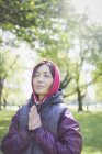 Gelassene aktive Seniorin meditiert im sonnigen Park — Stockfoto