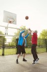 Homens idosos ativos amigos jogando basquete no parque — Fotografia de Stock