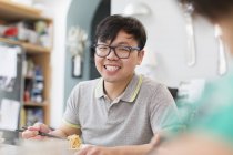 Retrato confiante, homem sorridente comendo macarrão — Fotografia de Stock