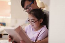 Vater und Tochter nutzen digitales Tablet — Stockfoto