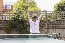 Homem exuberante jogando tênis de mesa, comemorando — Fotografia de Stock