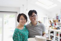 Retrato feliz pareja en la cocina - foto de stock